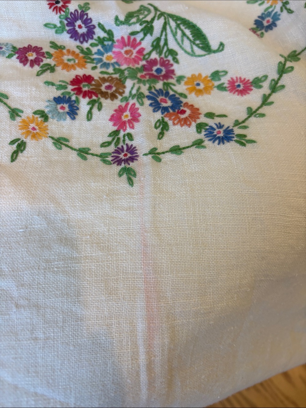 Vintage Embroidered linen tablecloth - Picture 7 of 8